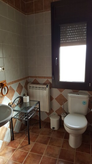 Tina, bidet, toallas, jabón 