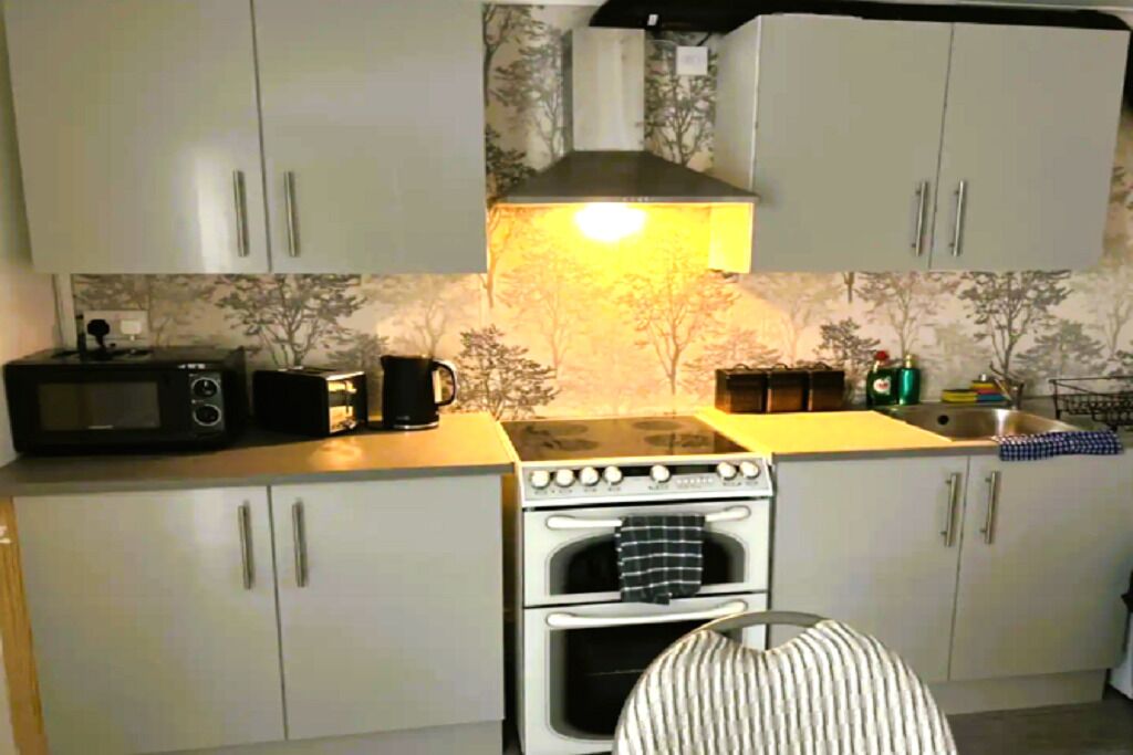 Geladeira, micro-ondas, fogão, chaleira elétrica