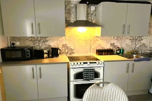 ثلاجة، ميكروويف، فرن، غلّاية كهربائية