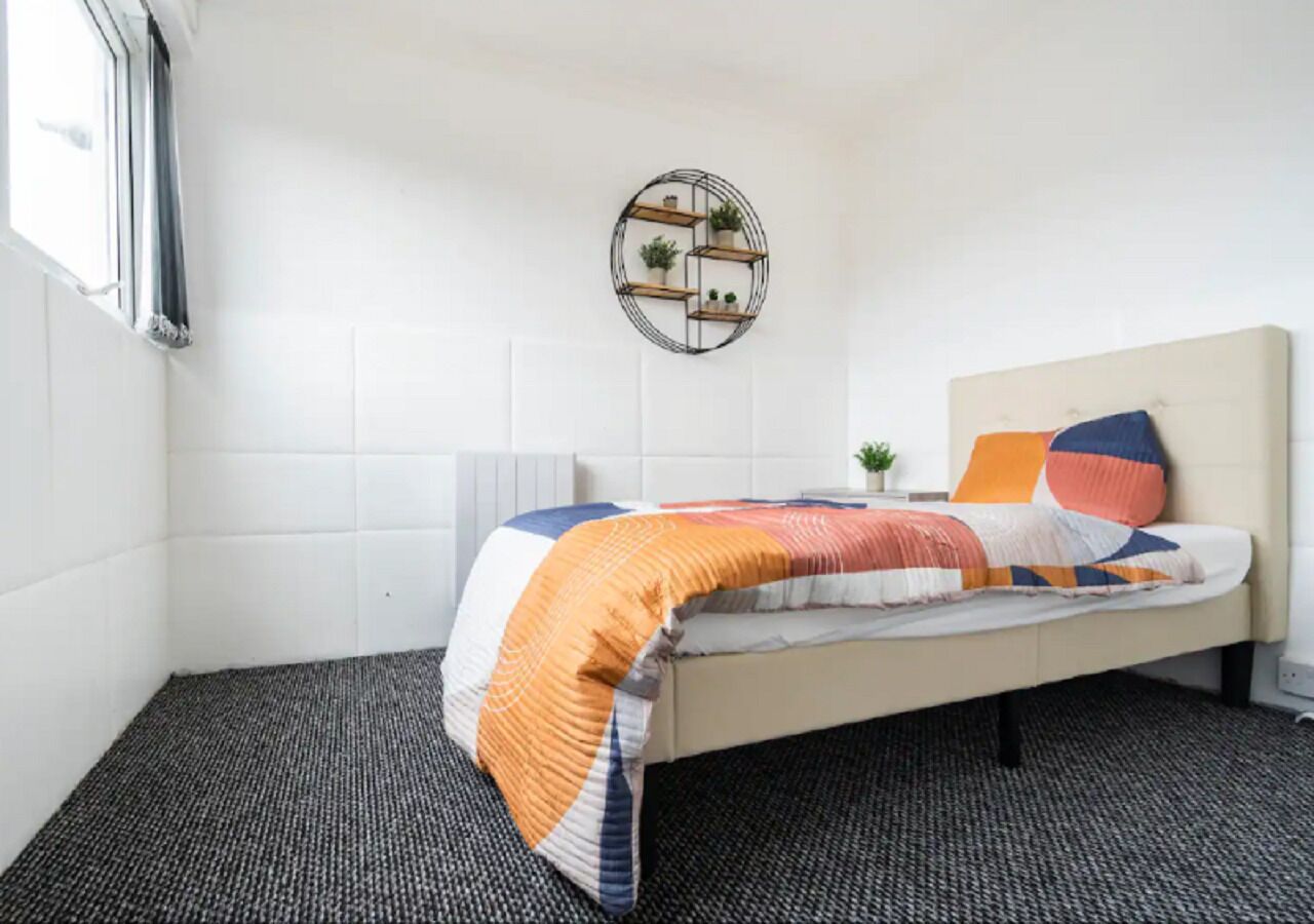 5 bedrooms, desk, iron/ironing board, free WiFi