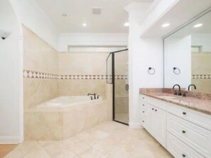 Combined shower/tub, jetted tub, hair dryer, towels