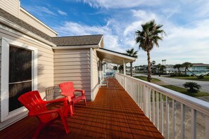 Property grounds - Just steps to the Beach, Two Min Walking Distance (Galveston)