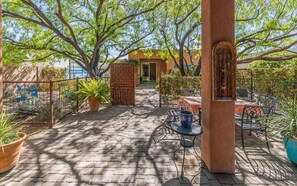 Outdoor dining - Exquisite Home with casita included. Community pool, near Saguaro East Park.  (Tucson)