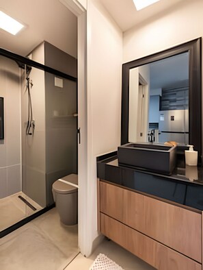 Executive studio | Badkamer | Een douche, een haardroger