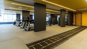 A gym with treadmills, exercise machines, and a track. - Kazanoah - Frei Caneca (São Paulo)