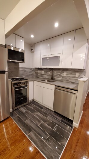Private kitchen - UES--STUDIO--NeaR TRansiTs, HosPitaLs, SHoPs 'n ResTauranTs!!!!!~~ (New York)