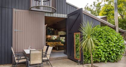 Spacious Garden House | real log fire | sleeps 8 | outdoor tub | pool