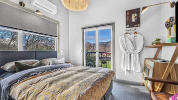 3 bedrooms, iron/ironing board, travel crib, free WiFi