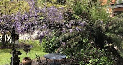 Spacious Garden House | real log fire | sleeps 8 | outdoor tub | pool