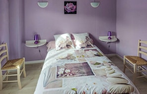 5 bedrooms, travel cot, free WiFi, bed sheets