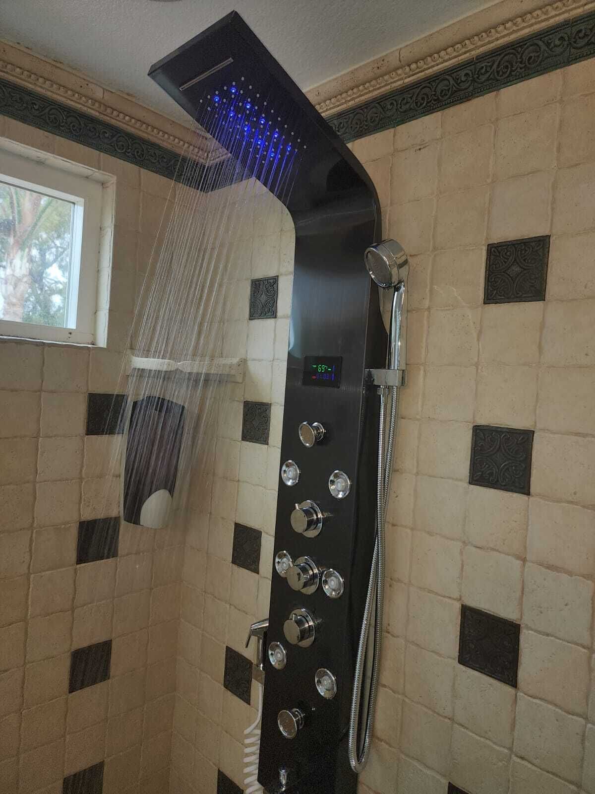 Tina con regadera, jabón, papel de baño 