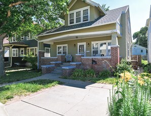 Exterior - Midtown Manor: Full Kitchen + A/C + Backyard + Washer & Dryer (Omaha)