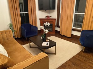 Smart TV - Midtown Manor: Full Kitchen + A/C + Backyard + Washer & Dryer (Omaha)