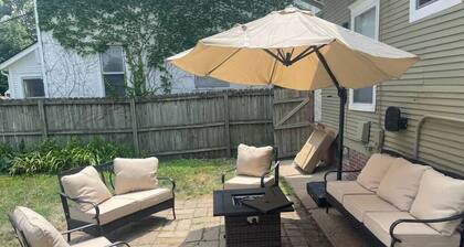 Midtown Manor: Full Kitchen + A/C + Backyard + Washer & Dryer