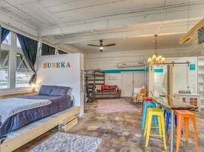 4 bedrooms, desk, iron/ironing board, free WiFi - HGTV feature Main St d’town! 3 cozy units, sleeps 16 w Private Bar + gameroom! (Eureka Springs)