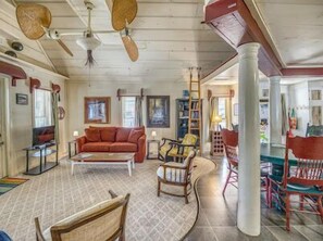 Smart TV, foosball, books, stereo - HGTV feature Main St d’town! 3 cozy units, sleeps 16 w Private Bar + gameroom! (Eureka Springs)