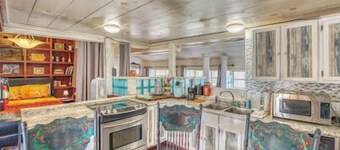 HGTV feature Main St d’town! 3 cozy units, sleeps 16 w Private Bar + gameroom!