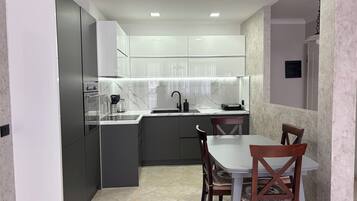 Fridge, oven, stovetop, dishwasher
