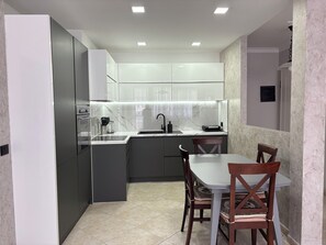 Refrigerador, horno, parrilla de estufa y lavavajillas 