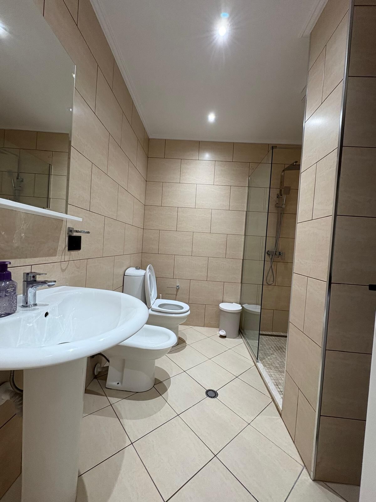 Douche, sèche-cheveux, bidet, serviettes fournies
