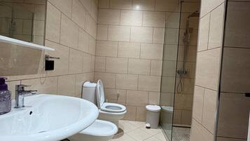 Douche, sèche-cheveux, bidet, serviettes fournies