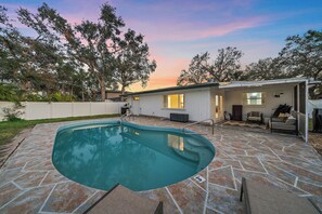A heated pool - Costa Del Ray | Heated Pool, Gym + Covered Patio! (Sarasota)