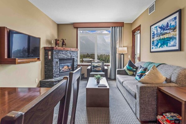 TV, fireplace