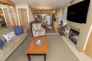 Smart TV, chimenea, reproductor de DVD y monitor de computadora