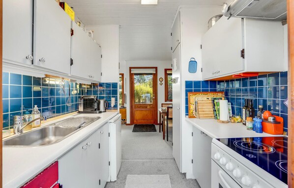 Refrigerador, parrilla de estufa y cafetera y tetera 