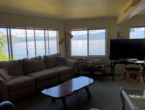 TV, books - Sweeping Lake Pend Oreille for all seasons with waterfront access - Perfect base camp for skiing (Sagle)