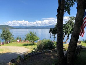 Property grounds - Sweeping Lake Pend Oreille for all seasons with waterfront access - Perfect base camp for skiing (Sagle)