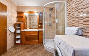 Shower, hair dryer - Amazing home in Donja Pacetina (Donja Pacetina)