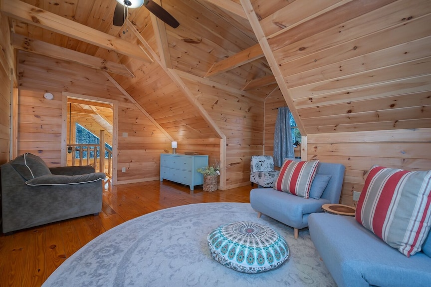 Paws Awhile | Pet-friendly Lake Lure Cabin With Mountain Views, Deck, & Easy Access To Tryon - Chimney Rock State Park, Chimney Rock