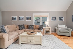 Fernseher, Kamin, Stereoanlage