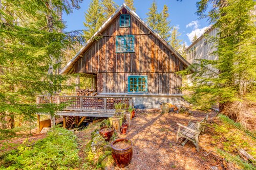 Gorgeous custom-built chalet with fireplace & home office - walk to ski/hiking