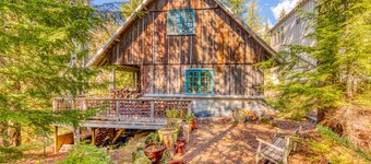 Gorgeous custom-built chalet with fireplace & home office - walk to ski/hiking