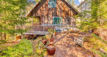 Gorgeous custom-built chalet with fireplace & home office - walk to ski/hiking