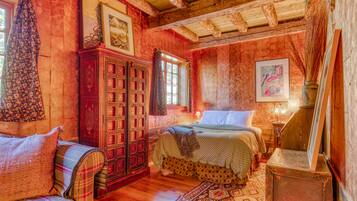 3 bedrooms, desk, WiFi, bed sheets