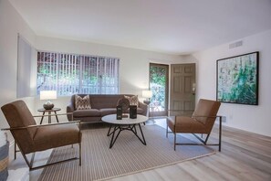 TV - Steps to Windansea Beach * Dual Cal King Beds * Dog OK (La Jolla)