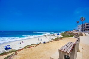 Playa en los alrededores y toallas de playa 