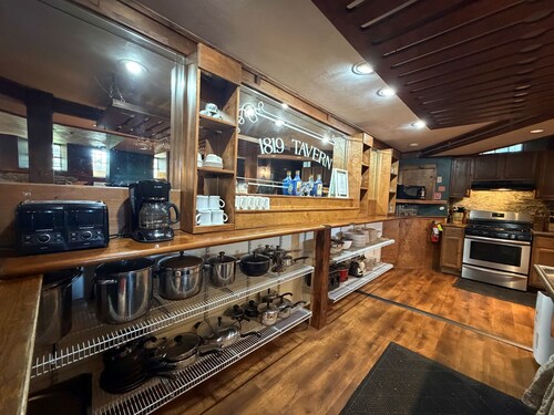 1819 House - Unique Group Friendly 6 bdrm/6 bath Close to Cooperstown Dreams Pk