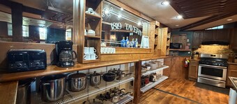 1819 House - Unique Group Friendly 6 bdrm/6 bath Close to Cooperstown Dreams Pk