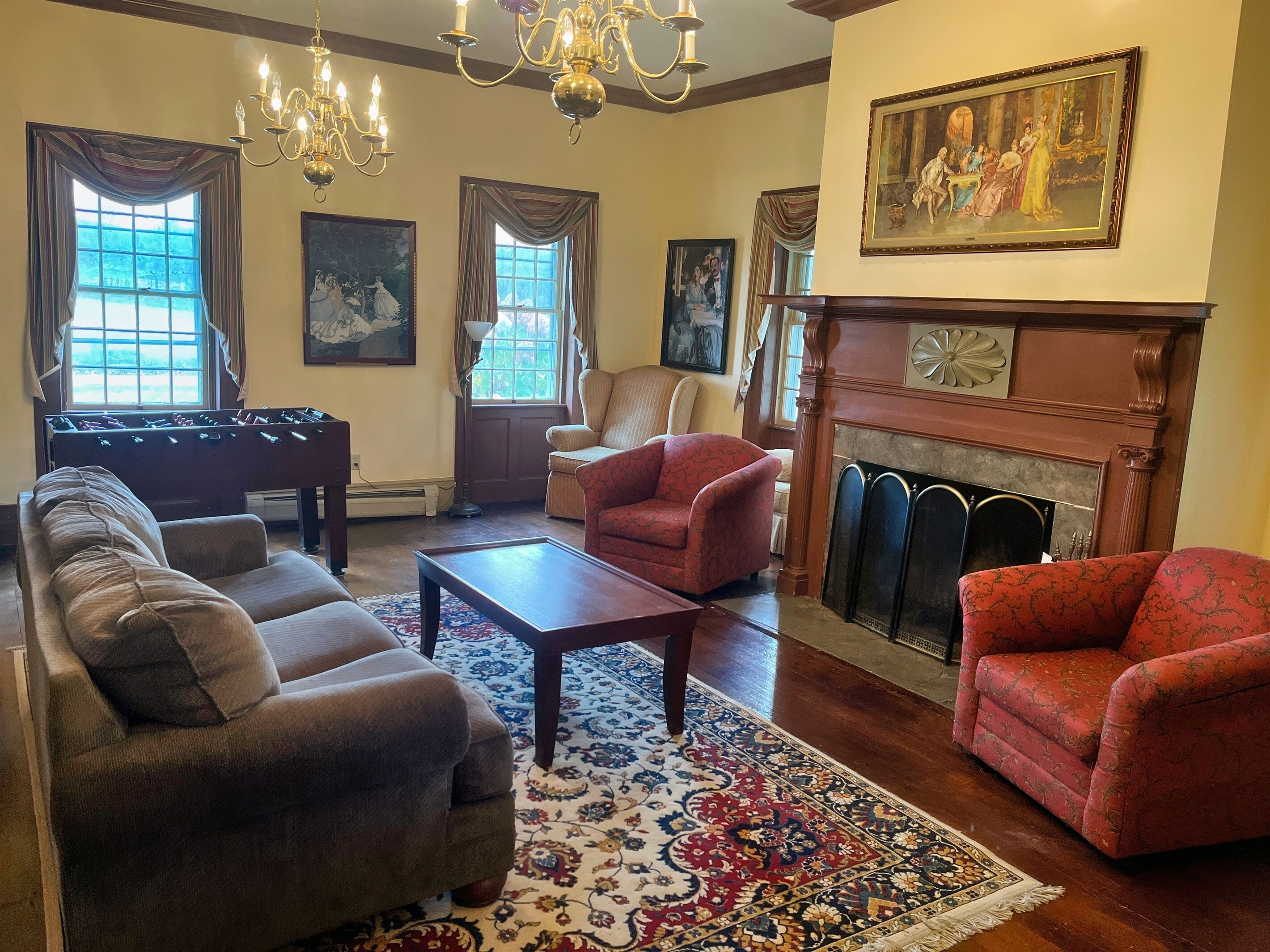 TV connectée, baby-foot, livres