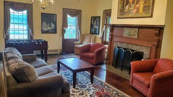 Téléviseur connecté, table de baby-foot, livres