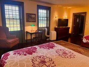 6 slaapkamers, een bureau, een strijkplank/strijkijzer, gratis wifi