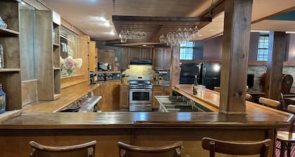 1819 House - Unique Group Friendly 6 bdrm/6 bath Close to Cooperstown Dreams Pk