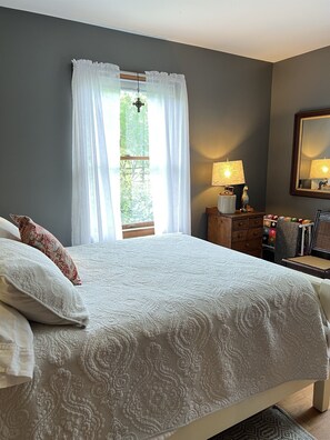 2 bedrooms, desk, iron/ironing board, free WiFi - Cardinal Cottage - Otsego Lake access, updated kitchen & bath (Cooperstown)
