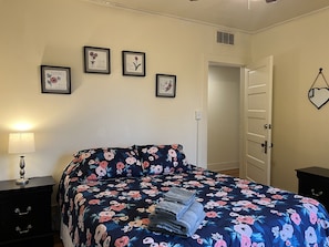 3 bedrooms, iron/ironing board, free WiFi, bed sheets - City Fox 1, 1 of 4, recent renovation in Oneonta, Convenient to All Star Village (Oneonta)