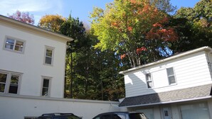 Un quartier résidentiel avec deux maisons blanches, l’une avec une porte de garage et l’autre avec une fenêtre visible.