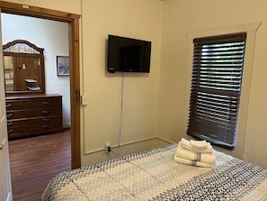 2 bedrooms, iron/ironing board, free WiFi, bed sheets